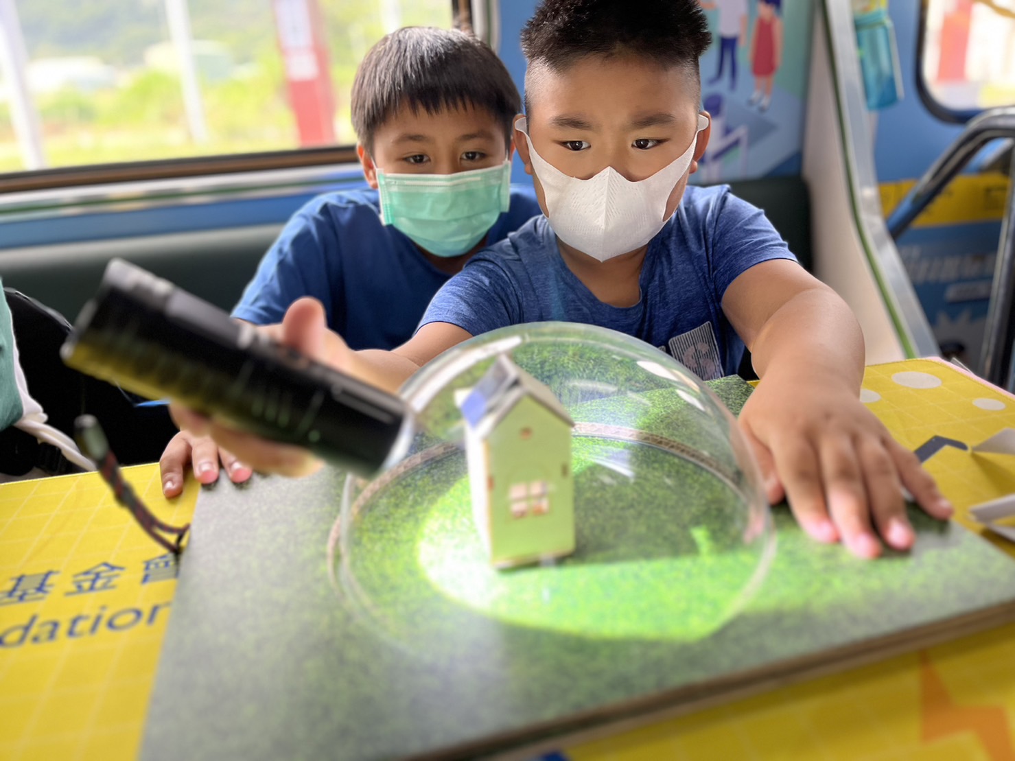 抖圈參與基礎科學主題車廂，以STEAM教學精神，設計「逐日科學家」、「太陽能工程師」以及「淨零建築師」三大能源科普課程和實驗